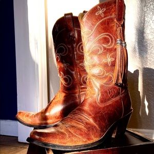 Vintage Ariat size 7.5 M leather boots with tassels. No longer made.